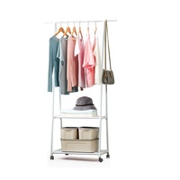 Support de présentation de vêtements triangulaire avec étagère de rangement