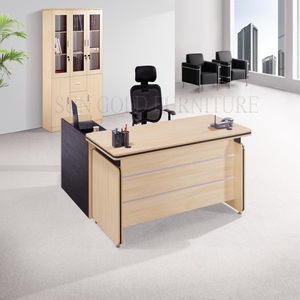 Bureau de direction moderne en bois avec pieds en acier, en forme de L - Product Image 4