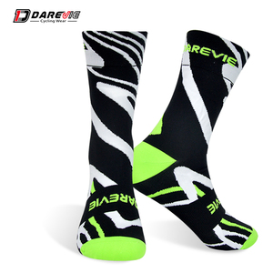 Chaussettes de cyclisme, de course à pied et de basketball Darevie personnalisées - Product Image 2