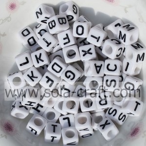 6mm forma de cubo blanco y negro acrilico carta!! Acrilico de letra del alfabeto plástico para diy que hace las pulseras!! - Product Image 1