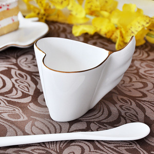 Un blanco, chapado <span class=keywords><strong>en</strong></span> oro, <span class=keywords><strong>en</strong></span> forma de corazón taza de café Taza de cerámica con una medida regalo - Product Image 2