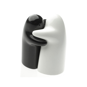 Saliera e Pepiera <span class=keywords><strong>in</strong></span> <span class=keywords><strong>Ceramica</strong></span> Bianca e Nera a Forma di Abbraccio - Product Image 1