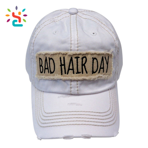 Cappellino da Baseball Vintage Ricamato Bianco con Scritta 'Bad Hair Day' Effetto Consumato Stile Dad Hat - Product Image 1