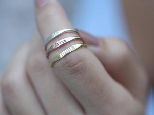 Anello Personalizzato con Nome in Acciaio Inossidabile, Anelli Impilabili Personalizzati per Regali alle Damigelle, Regali per Mamme con Nome del Bambino, REGALO PER DAMIGLIE - Product Image 4