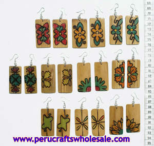 Vente en gros de boucles d'oreilles pendantes en bois de bambou avec design de fleurs péruviennes bijoux de mode tropicaux - Product Image 2