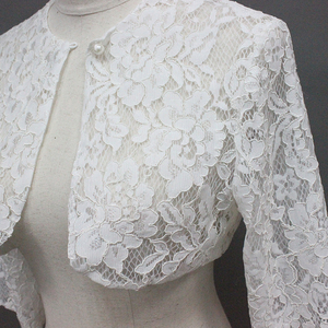 D1318 Dames ivoorkleurige kanten bruiloftssjaal met kralen - Product Image 6
