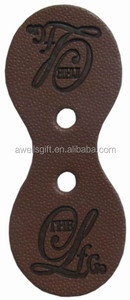 جينز منقوش بشعار مخصص من الجلد الصناعي - Product Image 5