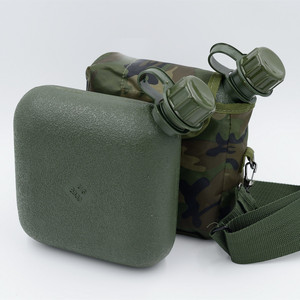 Bouteille <span class=keywords><strong>de</strong></span> camouflage pour l'extérieur <span class=keywords><strong>de</strong></span> type camouflage 2000ml en plastique pour cantine d'eau potable <span class=keywords><strong>Gourde</strong></span> d'eau avec sangle - Product Image 2