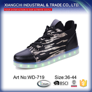 Moda <span class=keywords><strong>hombre</strong></span> Negro Color <span class=keywords><strong>de</strong></span> La Batería Operado Llevó la Luz <span class=keywords><strong>de</strong></span> Zapatos para Adultos - Product Image 2