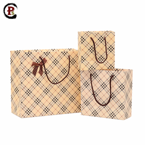 Recyclé rayé <span class=keywords><strong>noir</strong></span> <span class=keywords><strong>et</strong></span> <span class=keywords><strong>blanc</strong></span> kraft papier cadeau sac avec logo - Product Image 4