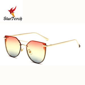Nuevo colorido degradado <span class=keywords><strong>de</strong></span> color <span class=keywords><strong>de</strong></span> moda para <span class=keywords><strong>mujer</strong></span> ojo <span class=keywords><strong>de</strong></span> gato metal Oversized <span class=keywords><strong>gafas</strong></span> <span class=keywords><strong>de</strong></span> <span class=keywords><strong>sol</strong></span> - Product Image 1