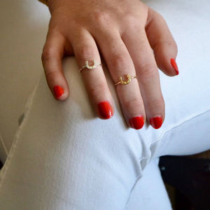 Bague en forme de fer à cheval empilable fine, plaquée or 18 carats, lettre U, bijoux équestres, Joyeria Acero Inoxidable - Product Image 2