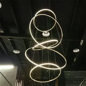 Plafonnier LED suspendu composé de cinq anneaux dorés, design moderne contemporain, luminaire décoratif d'intérieur, idéal pour un hôtel, L4u TUV