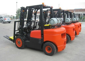 Nueva Grua de Patio a Gas / Bencina duale CPQD30 3000 kg con Altura 4800 mm, Desplazador lateral - Product Image 1