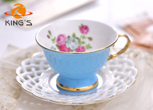<span class=keywords><strong>Set</strong></span> di tazze in ceramica personalizzate <span class=keywords><strong>con</strong></span> design intagliato cavo fiore di rosa moderno lusso all'ingrosso colore porcellana tè tazza e piattino - Product Image 5