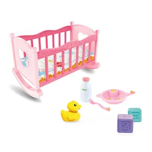 孩子们假装玩设置教育粉红色娃娃床与配件 HC403644