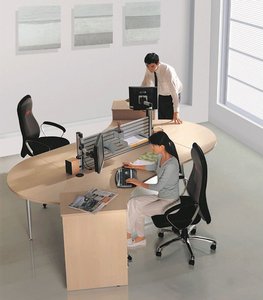 S字型の秘書用ワークステーション（デスクトップパーティション付き） - Product Image 1