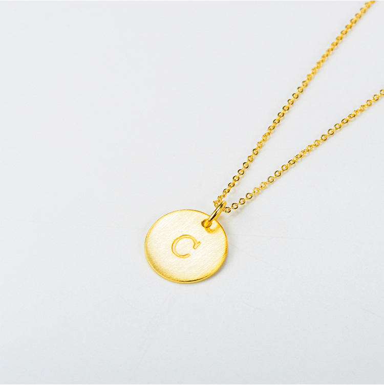 Sterling argent collier initial avec le mois de naissance charme, minuscule dainty personnalisé lettre petit pendentif