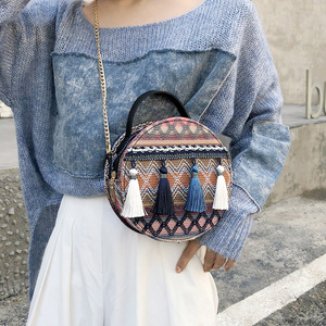 Nouveau <span class=keywords><strong>sac</strong></span> <span class=keywords><strong>rond</strong></span> en <span class=keywords><strong>paille</strong></span> tressée style INS avec pompons, <span class=keywords><strong>sac</strong></span> à bandoulière fait main pour femme - Product Image 4