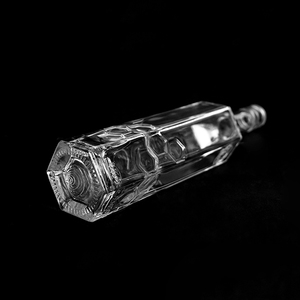 Bouteille en verre hexagonale de 500 ml pour <span class=keywords><strong>whisky</strong></span> et spiritueux, forme hexagonale en relief, avec base lourde - Product Image 3