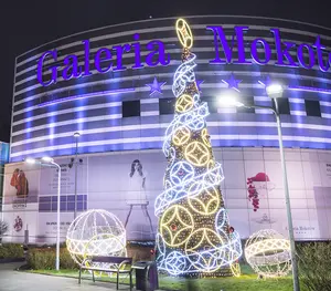 Outdoor Kerstboom En Verlichte Kerstballen