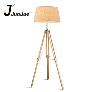 Lampu Lantai Tripod Birch Cina Pencahayaan Pabrik dengan Tripod Kayu Alami