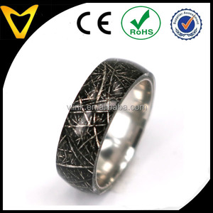 Titanium wedding band con meteorito superposición nuevo diseño meteorito joyería - Product Image 2