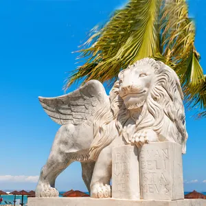 León de mármol blanco de gran tamaño, Estatua con alas