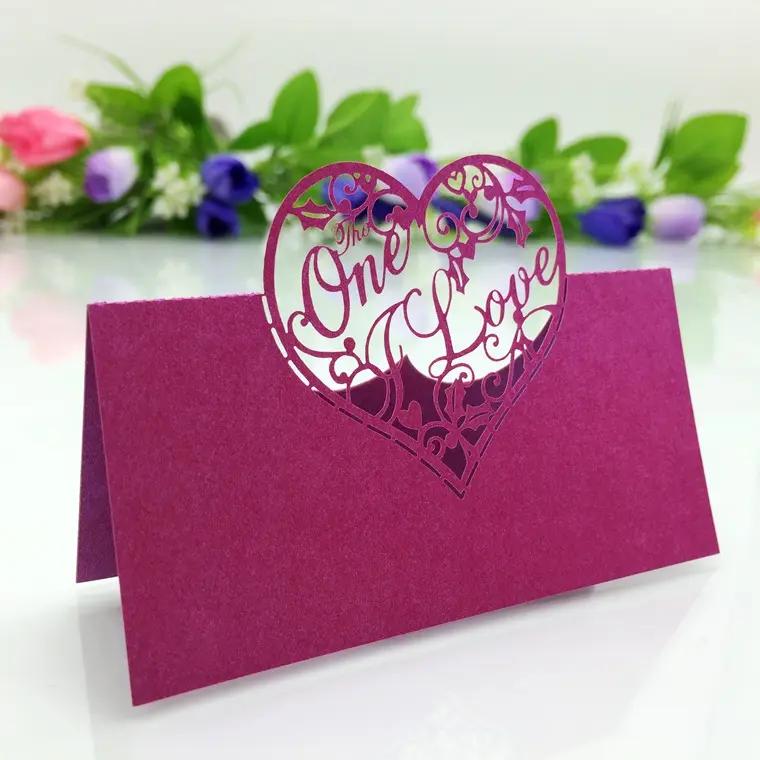 hete verkoop steeg rode kleur een liefde hart ontwerp bruiloft gunsten decoraties tabel kaart laser gesneden papier plaats kaart visitekaartje stoel