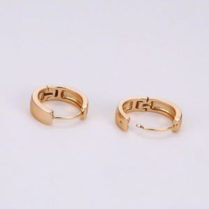 96095 Xuping <strong>Top</strong> Sell Huggies <strong>Earring</strong> in All Seasons with 18K Gold Plated for Women - Product Image 4