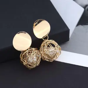 <span class=keywords><strong>Orecchini</strong></span> Geometrici Moderni con Sfera Dorata e Perle Pendenti per Donna - Product Image 1