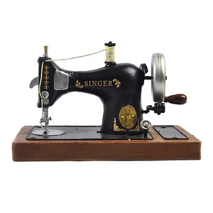 Vintage Ferro Metallo Artigianato Nero Modello di Macchina Da Cucire Industriali Con Base In Legno in Scala 1:12 Vintage Antico Della Decorazione Della Casa - Product Image 2