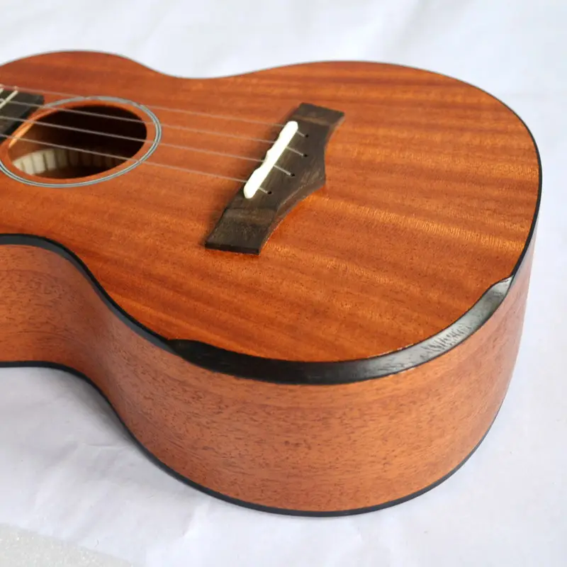 China Cheap Ukulele Wholesale Mahogany Body UkuleleとHand残り