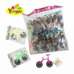 Пластиковая мини-игрушка для велосипеда с конфетами