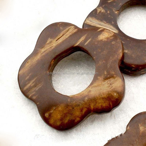 Bottines et talons compensés bohèmes en noix de coco, exportés de l'usine chinoise, avec boutons-pression et ceintures à boucles en bois naturel rond. - Product Image 3