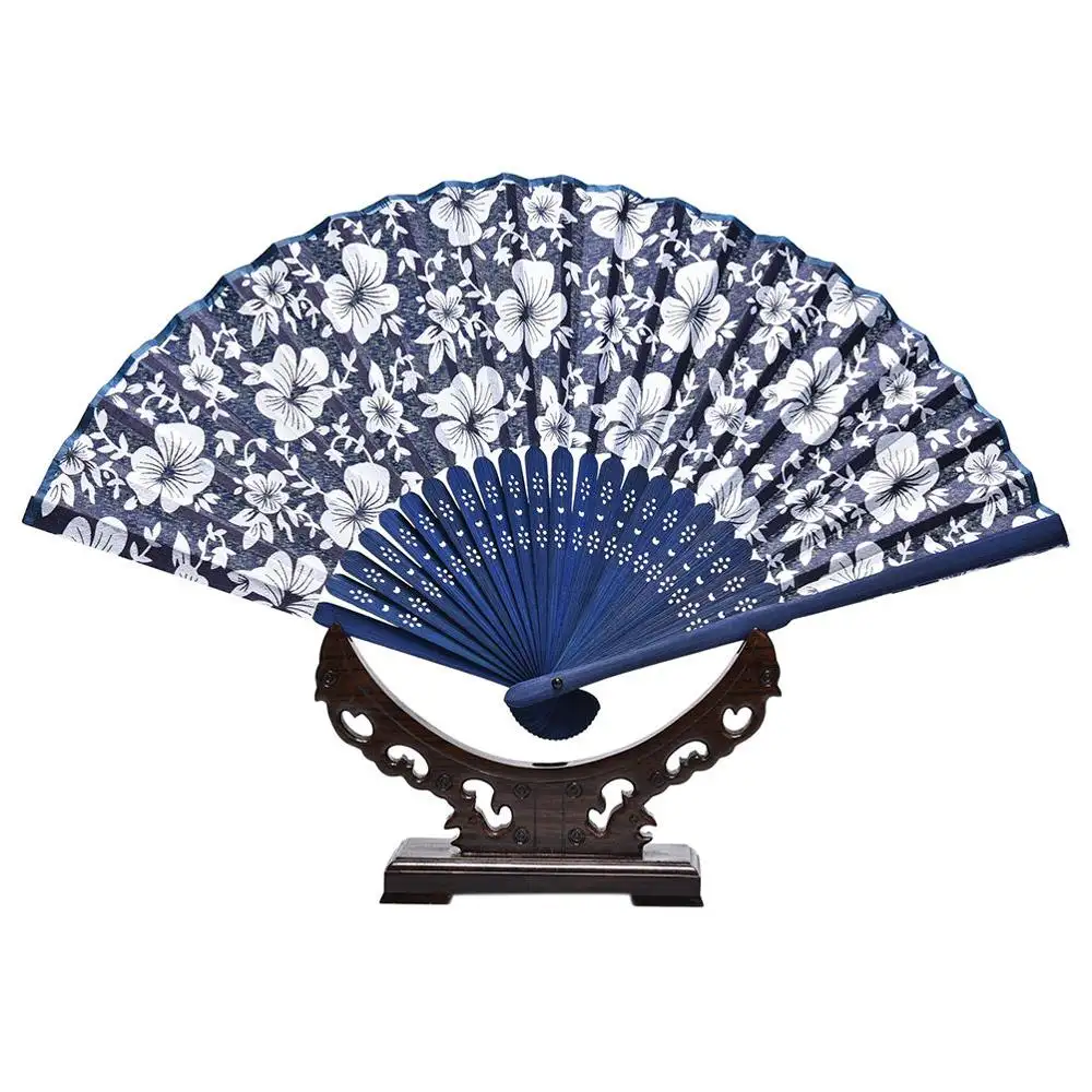 1 pièces Classique de conception de fleur de style Chinois bleu ventilateur à main en tissu avec teint bleu cadre en bambou de Faveur De Mariage