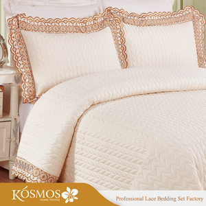 Set di Biancheria da <span class=keywords><strong>Letto</strong></span> KOSMOS 3 Pezzi in Policotone con Ricamo, Copriletto Tinta Unita con Pizzo, Tecnica Tessuta <span class=keywords><strong>per</strong></span> Uso Domestico - Product Image 2