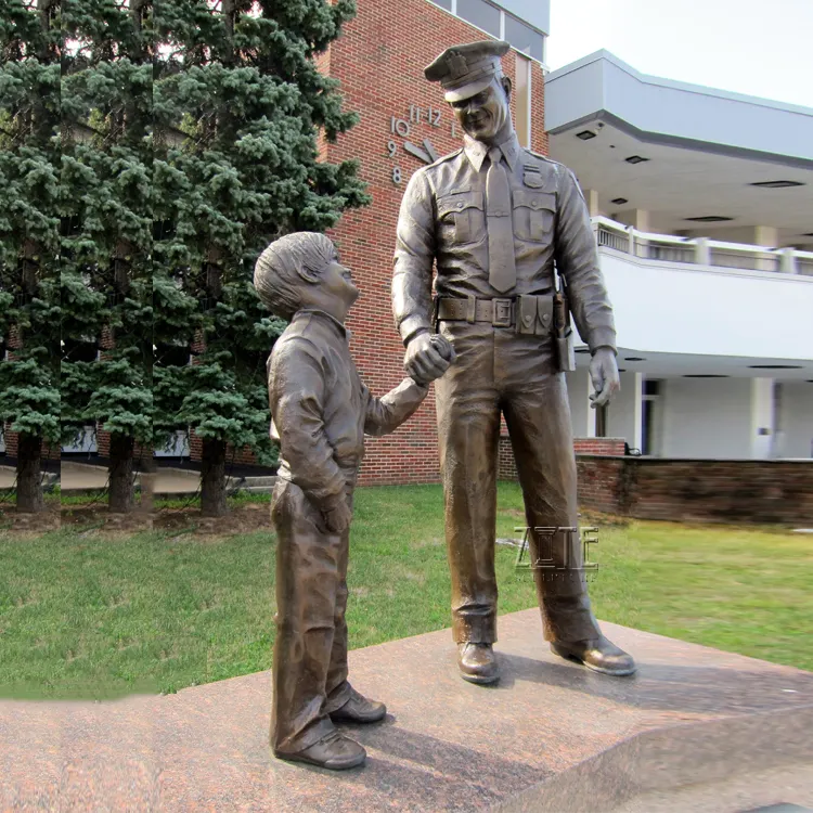 等身大のアートメタル像ブロンズ警察の男と男の子の彫刻