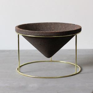 <span class=keywords><strong>Maceta</strong></span> Grande de Cemento en Forma de Cono con Base de Metal - Product Image 6