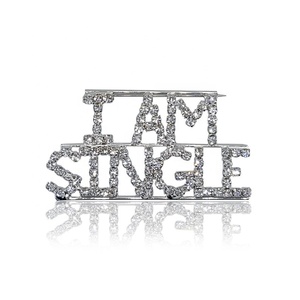Broche en alliage personnalisée pour fille et garçon, avec lettres en strass, bijoux, cadeaux, 1 pièce - Product Image 1