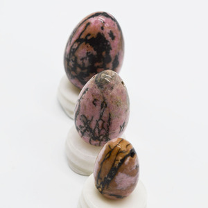 Auténticos huevos <span class=keywords><strong>de</strong></span> Rodonita Yoni al por mayor, artesanías <span class=keywords><strong>de</strong></span> piedra semipreciosa Natural para la salud pélvica, recuperación posparto, bienestar Sexual - Product Image 3
