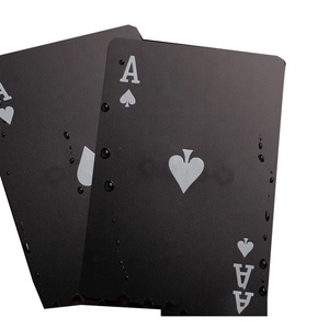Cartes à jouer en plastique noir personnalisées, cartes <span class=keywords><strong>de</strong></span> <span class=keywords><strong>poker</strong></span> en gros, type normal en plastique 63*88mm/57*87 ou boîte en papier <span class=keywords><strong>de</strong></span> taille personnalisée - Product Image 1
