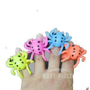 Anillo LED intermitente de araña de Halloween hecho de material de PVC duradero - Product Image 1