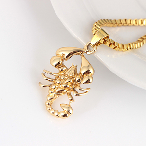 Collana da uomo con scorpione dorato, esagerata e di lusso, in metallo. - Product Image 1