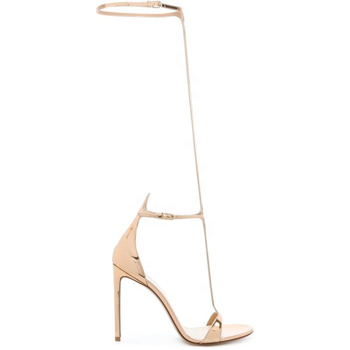 Новый стиль Золотой Цвет дефиле для женщин; Обувь на высоком каблуке с ремешком на щиколотке; Женские босоножки на шпильках