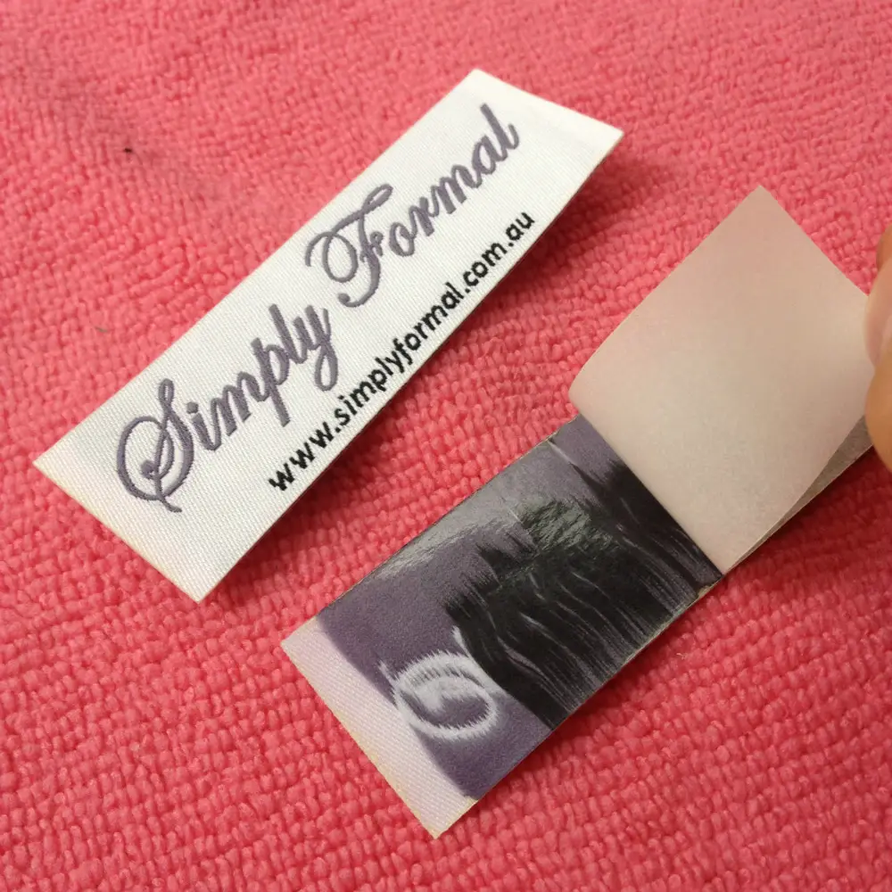 Limpio de corte de ropa de hierro en la etiqueta de la etiqueta tejida con adhesivas