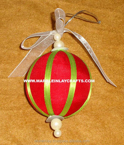 Décorations de Noël à suspendre brodées à la main - Product Image 1