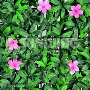 Jardín con cercados metálicos y setos artificiales para dar privacidad. - Product Image 1