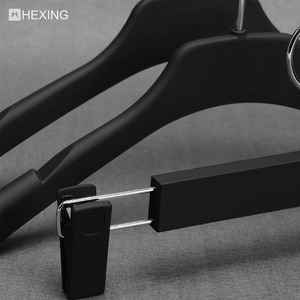 <span class=keywords><strong>Cintre</strong></span> en plastique caoutchouc noir personnalisé de luxe pour magasin de vêtements - Product Image 5