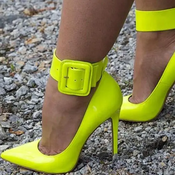 ฤดูใบไม้ผลิใหม่สีเรืองแสงชี้รองเท้าส้นสูงหัวเข็มขัดสายรัด Lady แฟชั่นปั๊มนีออนรองเท้า